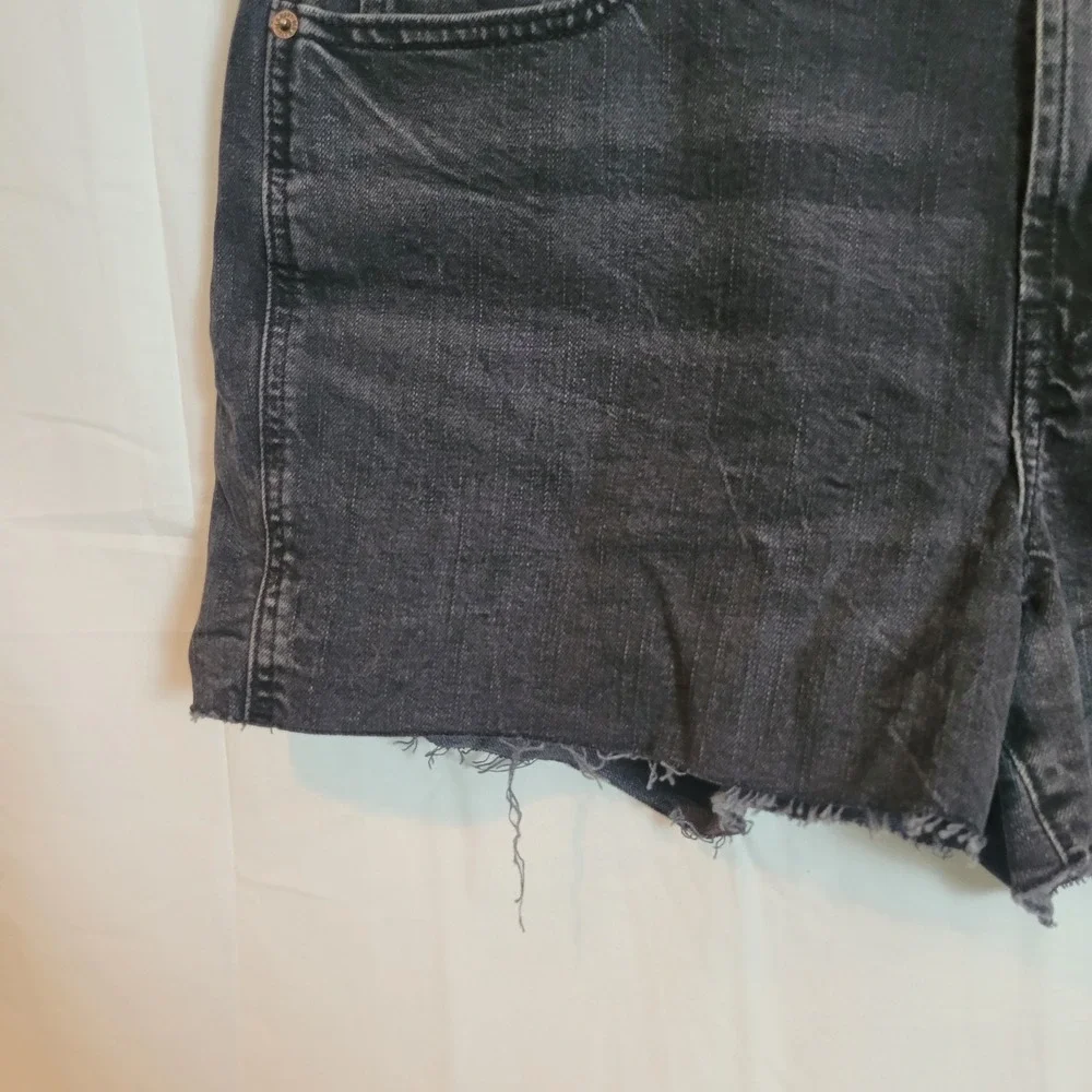 Old Navy Mid-Rise Boyfriend Denim Shorts Faded Black Raw Hem Women's Size 14 NEW